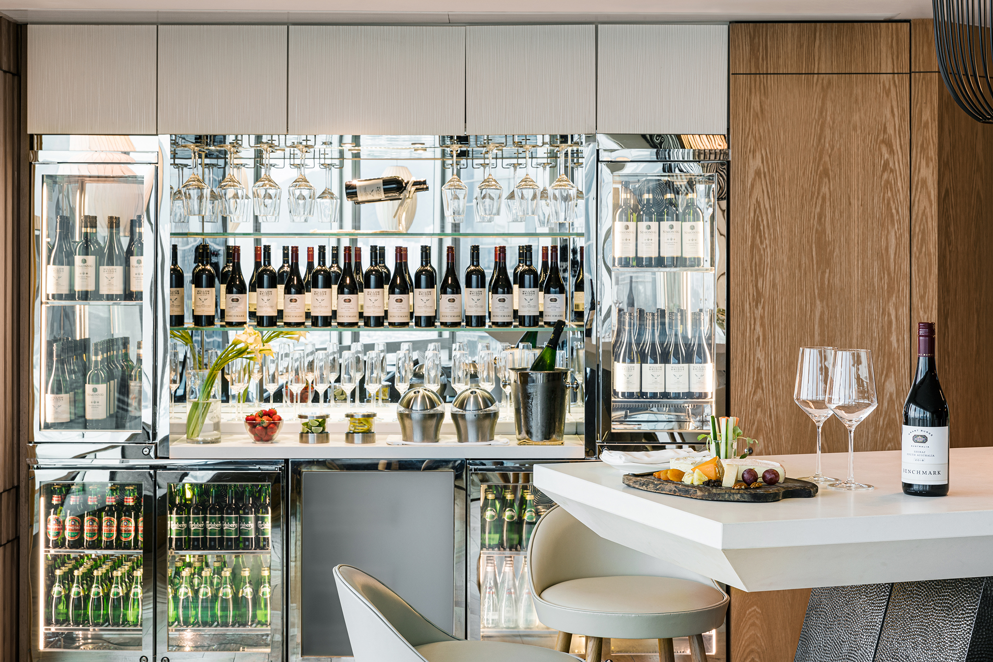 Pre-dinner drinks and canapés 